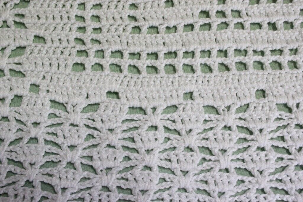 GRANDE CENTRO VINTAGE IN COTONE BIANCO LAVORATO A UNCINETTO cm 85x60 CROCHET Corredo Pizzi e Tessuti