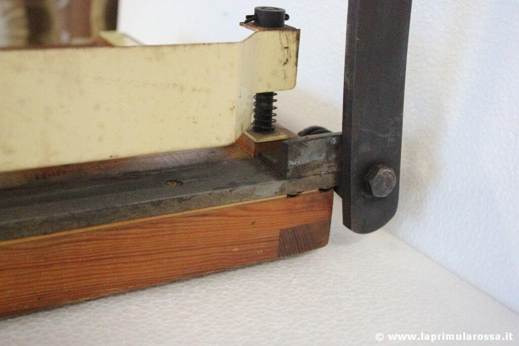 Adventa Machine, taglierino a mano per passaporto, in metallo e rosso, per stampe da 45 x 70 mm