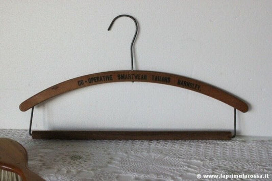 GRUCCIA IN LEGNO VINTAGE BARNSLEY COAT HANGER COOPERATIVE SMARTWEAR TAILORS Vintage