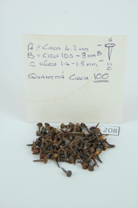 Lotto 100 chiodi antichi in ferro battuto forgiati vecchi chiodini per restauro Restauro