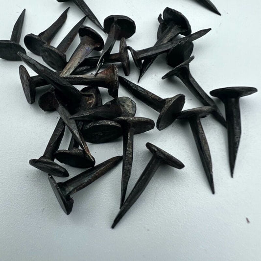 Lotto 25 chiodi antichi in ferro battuto forgiati chiodini per restauro tele Restauro
