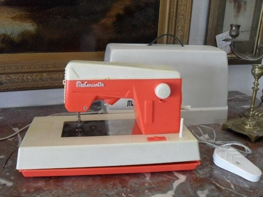 MACCHINA GIOCATTOLO PER CUCIRE VINTAGE IN PLASTICA macousette sewing machine Giocattoli vintage