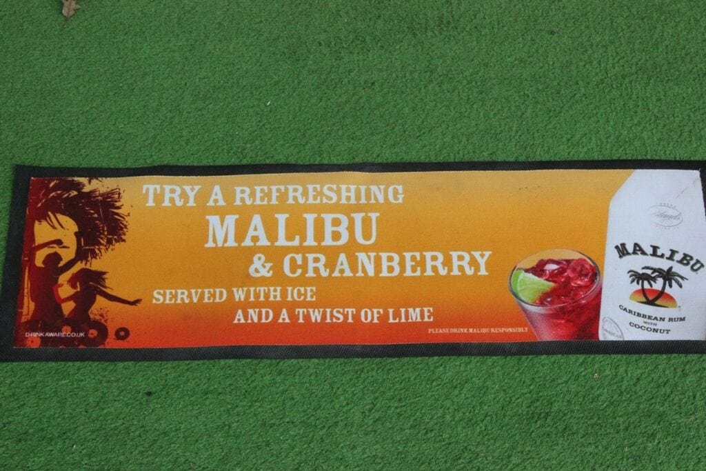 MALIBU & CRANBERRY RUM   TOVAGLIETTA VINTAGE DA PUB L. cm 59 / BEER MAT Birra & dintorni