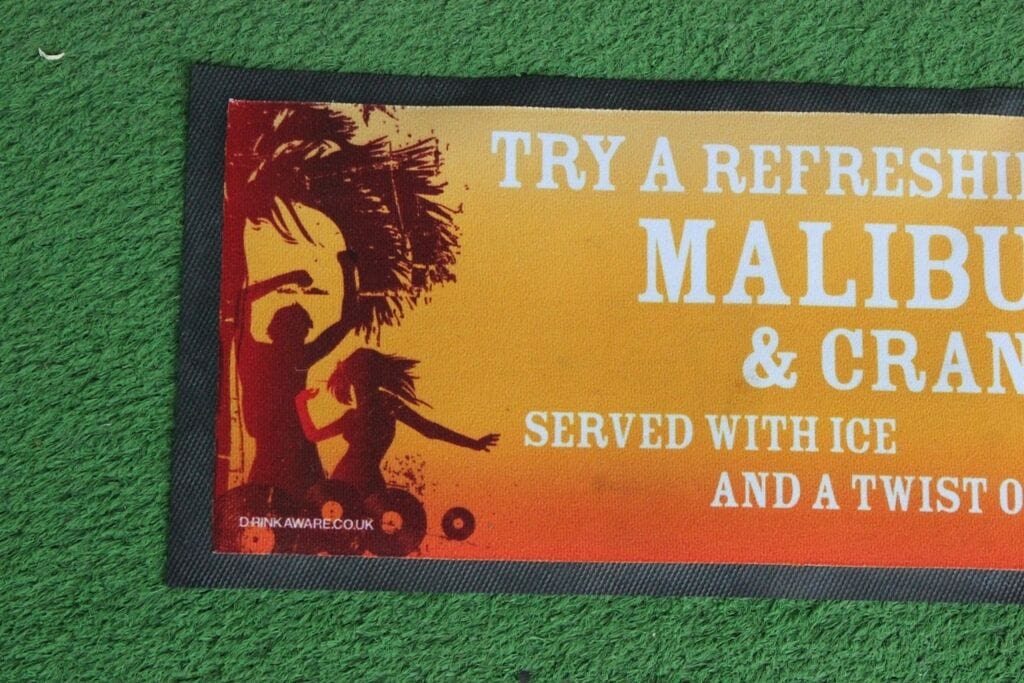 MALIBU & CRANBERRY RUM   TOVAGLIETTA VINTAGE DA PUB L. cm 59 / BEER MAT Birra & dintorni