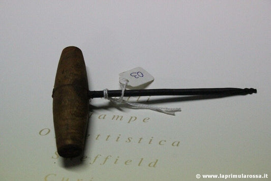 N.3 - VECCHIO TRAPANO MANUALE CON IMPUGNATURA IN LEGNO - PUNTERUOLO D'EPOCA Restauro