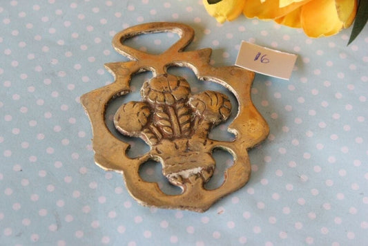 ORNAMENTO D'EPOCA IN OTTONE PER CAVALLO CON CARDO /  HORSE BRASS /FINIMENTO Ottone