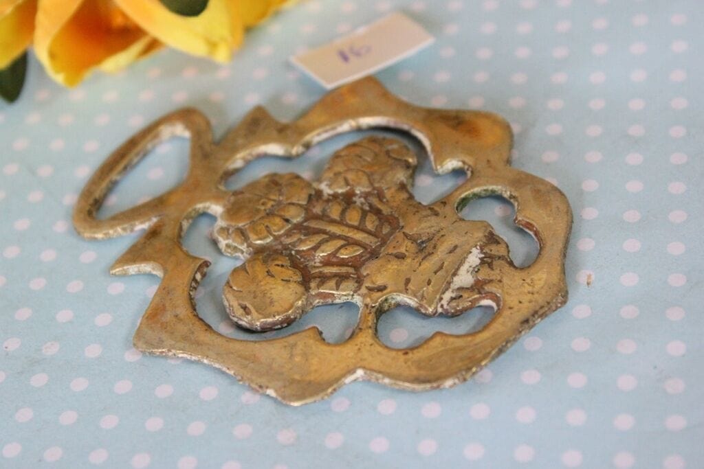 ORNAMENTO D'EPOCA IN OTTONE PER CAVALLO CON CARDO /  HORSE BRASS /FINIMENTO Ottone