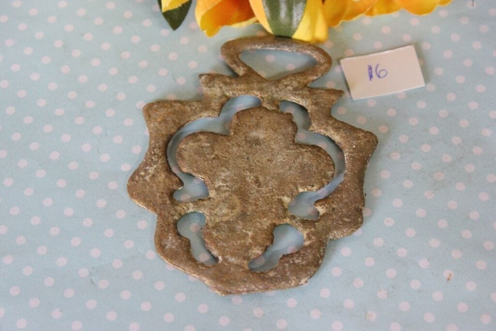 ORNAMENTO D'EPOCA IN OTTONE PER CAVALLO CON CARDO /  HORSE BRASS /FINIMENTO Ottone