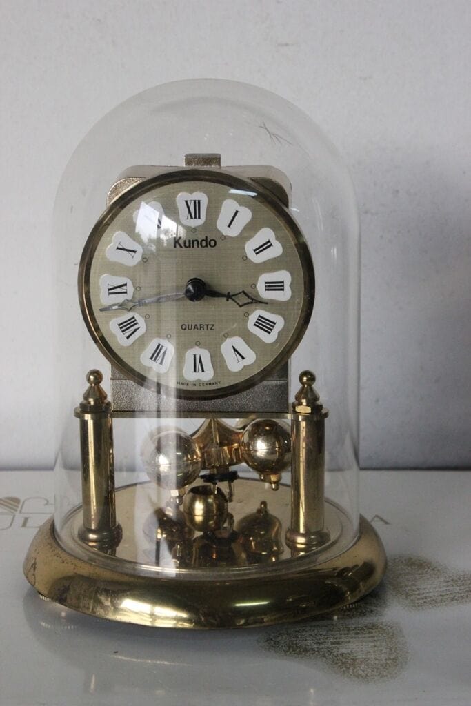 OROLOGIO DA TAVOLO ANNI '70 A QUARZO, NON FUNZIONANTE MARCA KUNDO / RICAMBI Orologi, Accessori & Ricambi