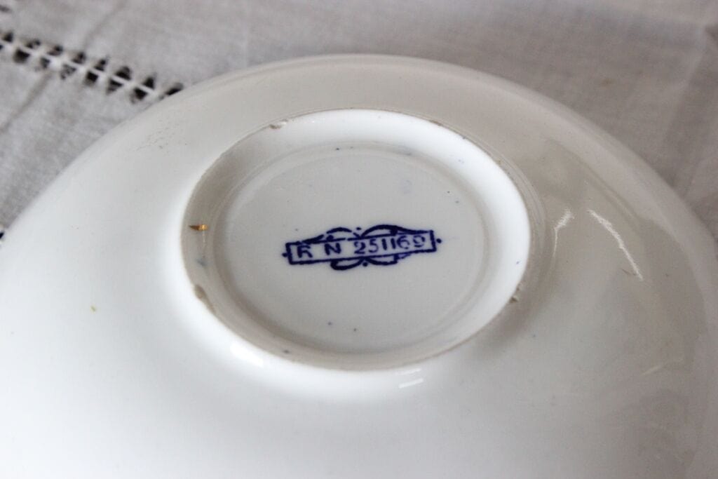 PIATTINO ANTICO IN PORCELLANA DA COLLEZIONE/ VICTORIAN BONE CHINA SAUCER Ceramiche e Porcellane