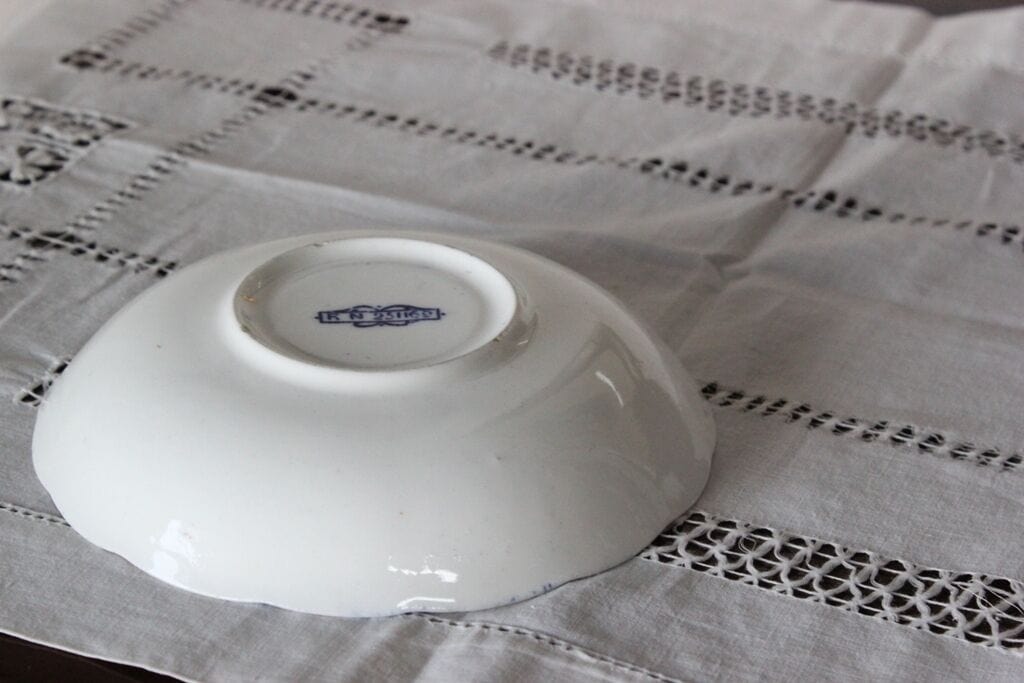 PIATTINO ANTICO IN PORCELLANA DA COLLEZIONE/ VICTORIAN BONE CHINA SAUCER Ceramiche e Porcellane