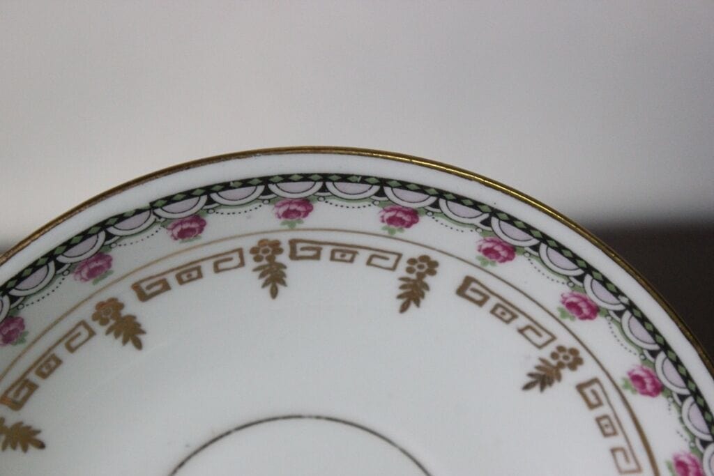 PIATTINO INGLESE D'EPOCA IN PORCELLANA - VINTAGE BONE CHINA SAUCER Ceramiche e Porcellane