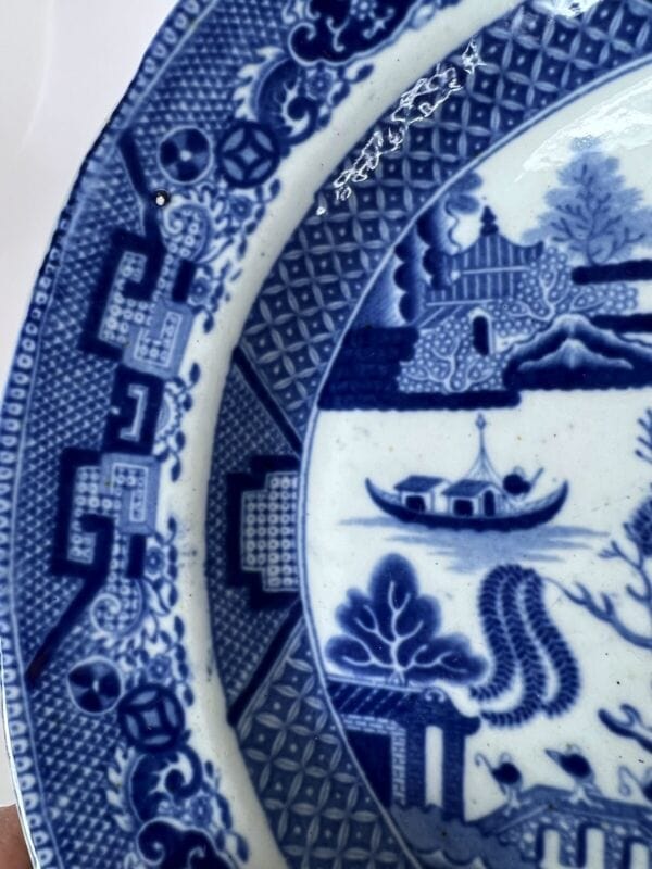 Piatto decorativo antico originale inglese blu in ceramica da collezione Willow Ceramiche e Porcellane
