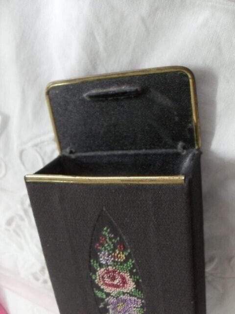 PORTASIGARETTE D'EPOCA TESSUTO NERO RICAMO MEZZO PUNTO VINTAGE CIGARETTE CASE Oggetti per fumatori