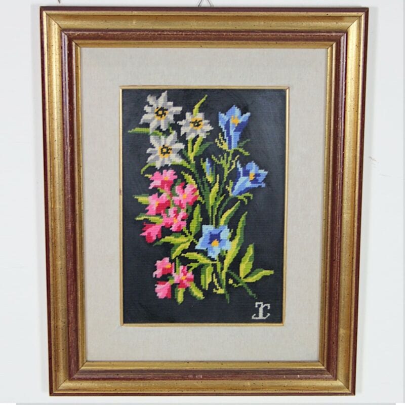 Quadro con fiori mezzo punto ricamo vintage ricamato con lana cornice oro dorata Corredo Pizzi e Tessuti