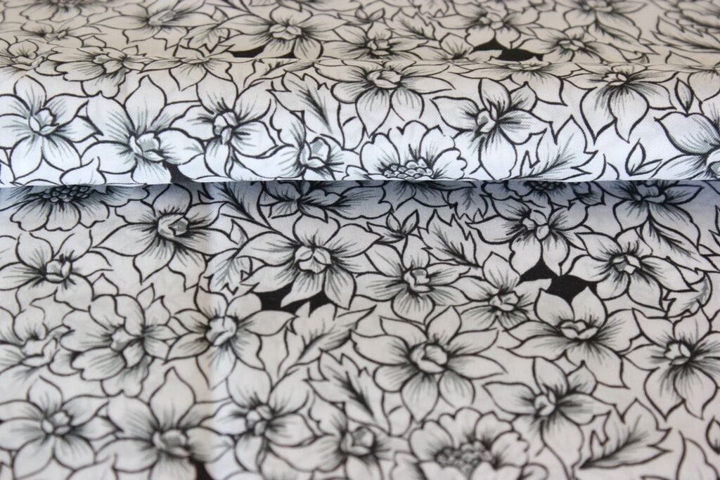 SCAMPOLO DI STOFFA VINTAGE A FIORI BIANCO E NERO x SARTORIA ARREDAMENTO 113x280 Corredo Pizzi e Tessuti