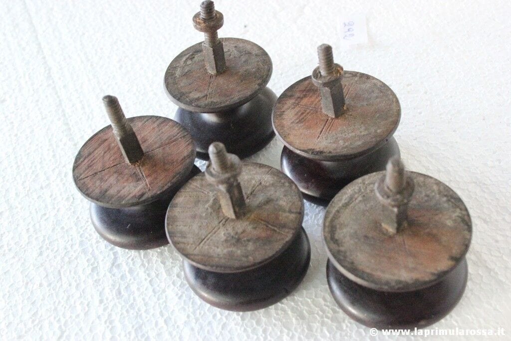 SET DI CINQUE POMOLI ANTICHI IN LEGNO X MOBILE EPOCA 800 VICTORIAN WOODEN KNOBS Restauro