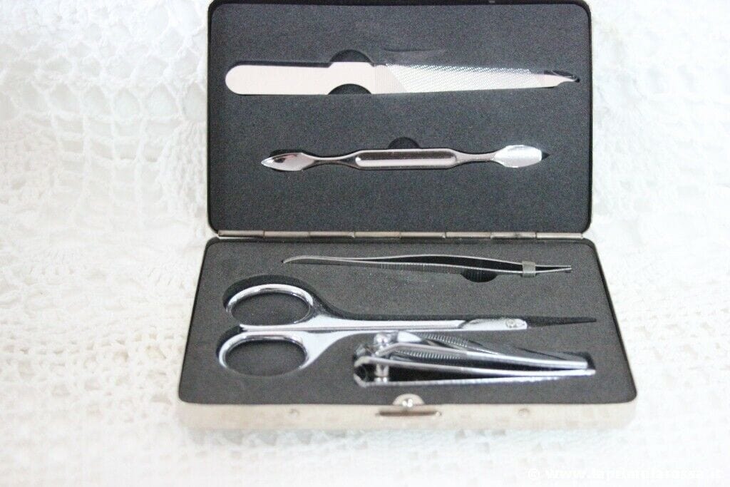 SET DI MANICURE VINTAGE CON ASTUCCIO IN METALLO CROMATO E SIMILPELLE Vintage