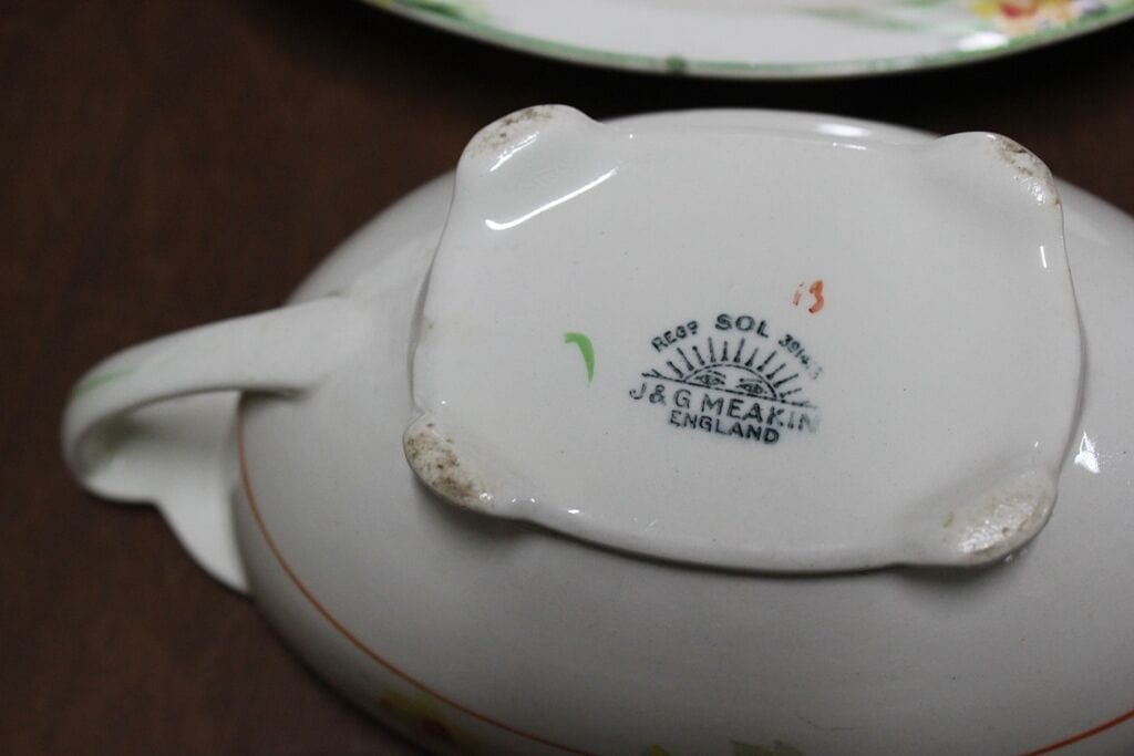 SET DI SEI PIATTI D'EPOCA  IN CERAMICA INGLESE J. G. MEAKIN + ZUPPIERA  SALSIERA Ceramiche e Porcellane
