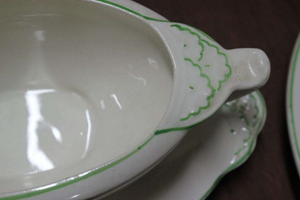 SET DI SEI PIATTI D'EPOCA  IN CERAMICA INGLESE J. G. MEAKIN + ZUPPIERA  SALSIERA Ceramiche e Porcellane