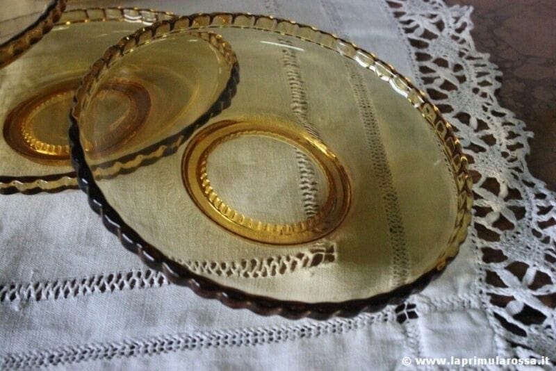 SET DI SEI PIATTINI D'EPOCA IN VETRO GIALLO AMBRA SIX VINTAGE AMBER GLASS PLATES Vetri e Cristalli