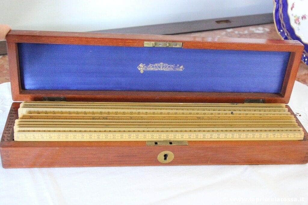 SET DI UNDICI RIGHELLI D'EPOCA IN LEGNO CON ASTUCCIO - 11 VINTAGE STANLEY RULERS Attrezzi e Strumenti