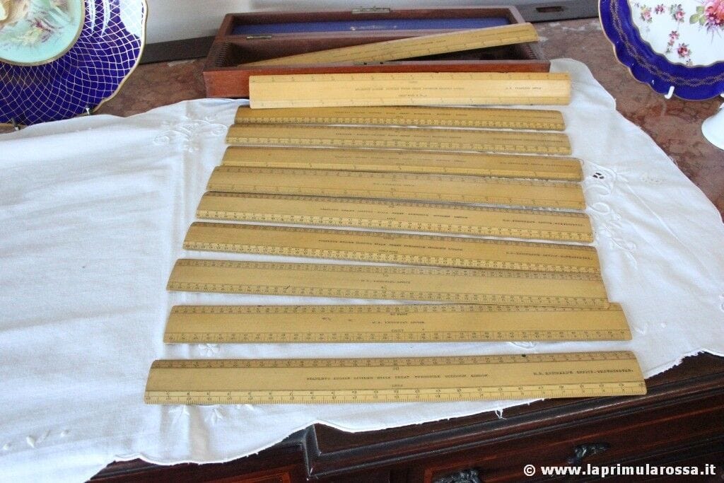 SET DI UNDICI RIGHELLI D'EPOCA IN LEGNO CON ASTUCCIO - 11 VINTAGE STANLEY RULERS Attrezzi e Strumenti