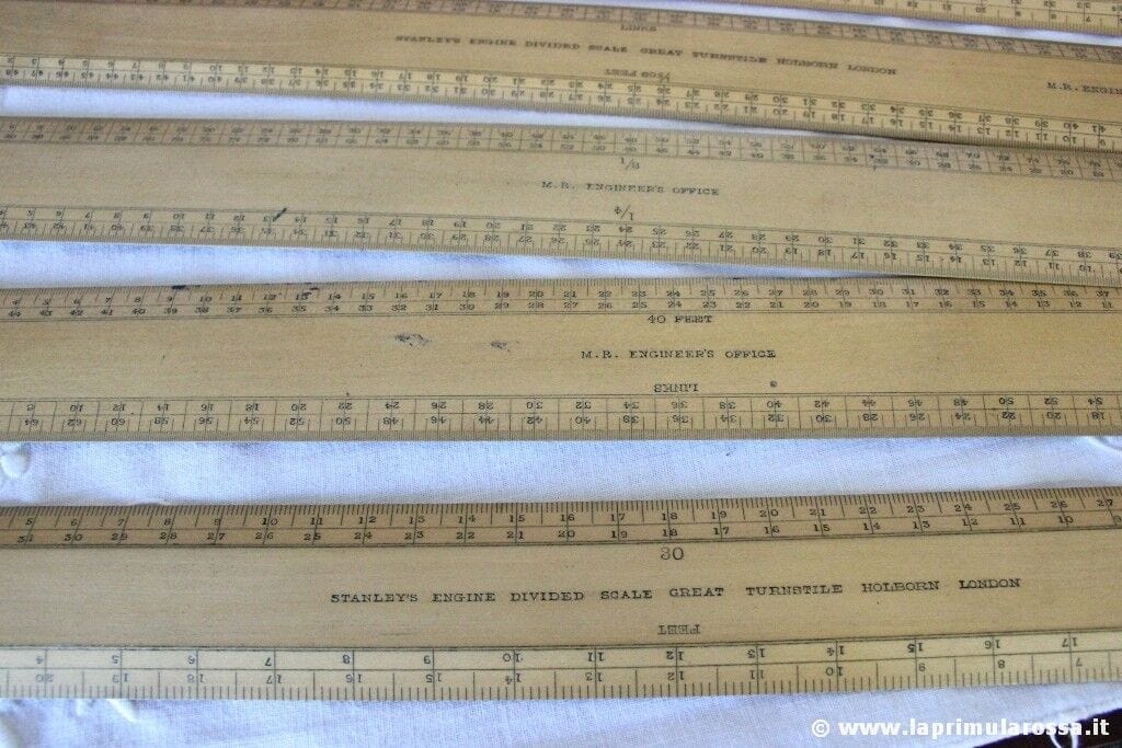 SET DI UNDICI RIGHELLI D'EPOCA IN LEGNO CON ASTUCCIO - 11 VINTAGE STANLEY RULERS Attrezzi e Strumenti