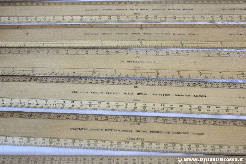 SET DI UNDICI RIGHELLI D'EPOCA IN LEGNO CON ASTUCCIO - 11 VINTAGE STANLEY RULERS Attrezzi e Strumenti