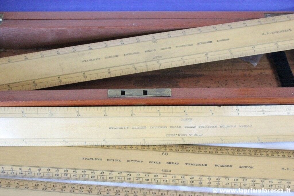 SET DI UNDICI RIGHELLI D'EPOCA IN LEGNO CON ASTUCCIO - 11 VINTAGE STANLEY RULERS Attrezzi e Strumenti