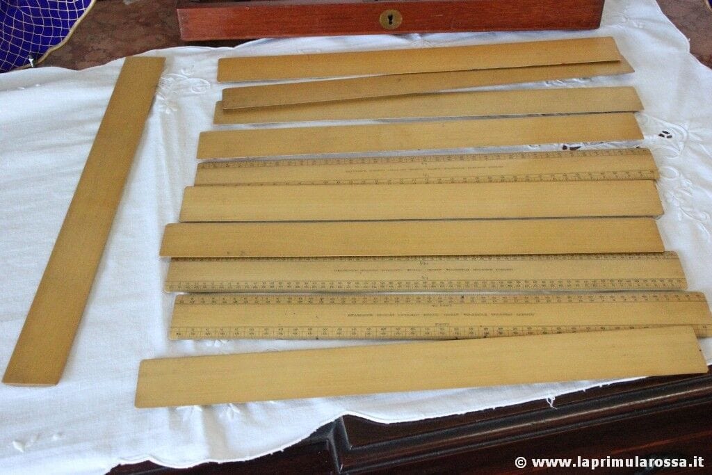 SET DI UNDICI RIGHELLI D'EPOCA IN LEGNO CON ASTUCCIO - 11 VINTAGE STANLEY RULERS Attrezzi e Strumenti