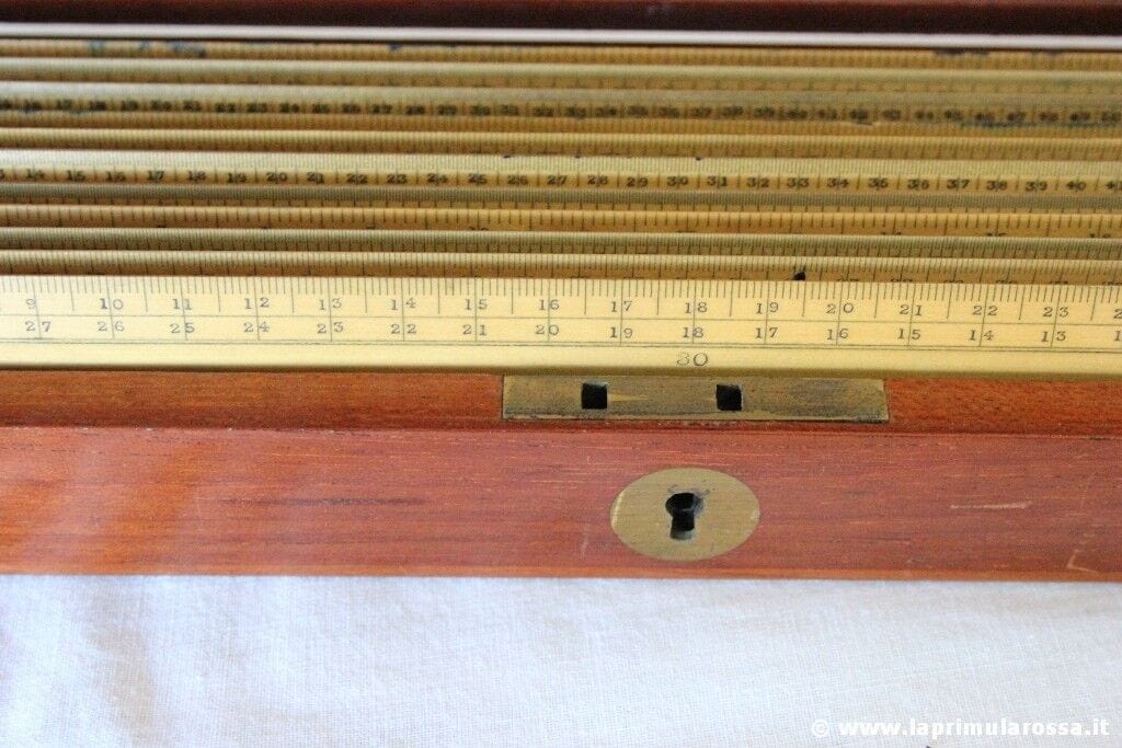 SET DI UNDICI RIGHELLI D'EPOCA IN LEGNO CON ASTUCCIO - 11 VINTAGE STANLEY RULERS Attrezzi e Strumenti