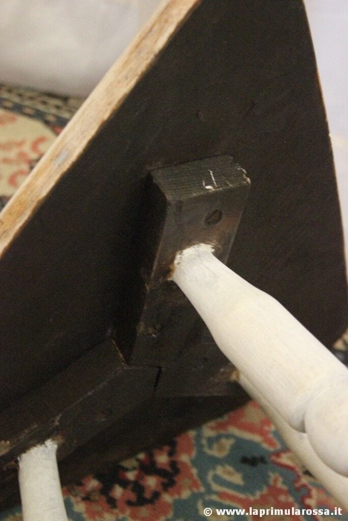 TAVOLINO D'EPOCA IN LEGNO DECAPATO BIANCO PIANO INTAGLIATO A TRIANGOLO  H cm 60 Arredamento