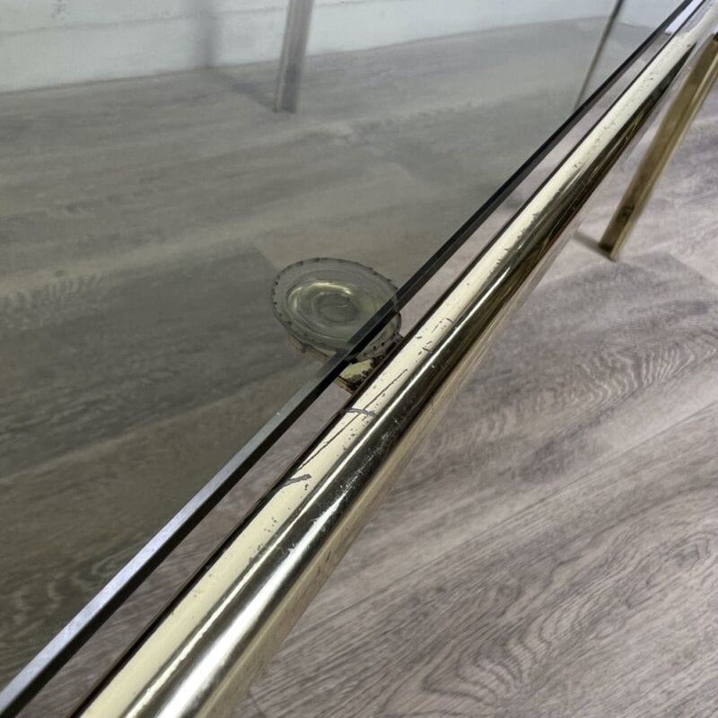 Tavolino tavolo da salotto caffe basso rettangolare in vetro e ottone di design Arredamento