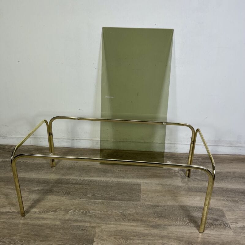 Tavolino tavolo da salotto caffe basso rettangolare in vetro e ottone di design Arredamento