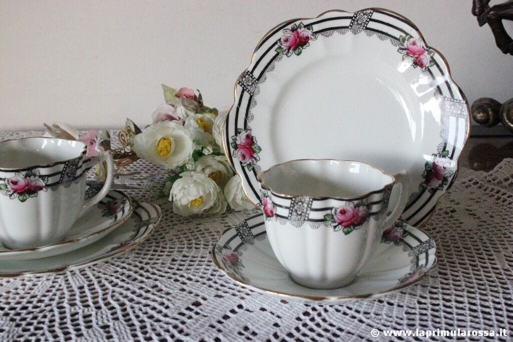 TAZZA DA TE' ANTICA IN PORCELLANA BONE CHINA BORDO DECORATO CON FIORI - TRIO Ceramiche e Porcellane