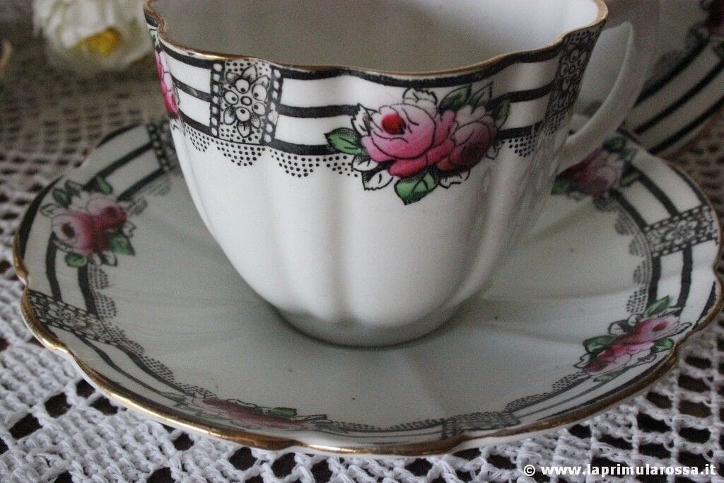 TAZZA DA TE' ANTICA IN PORCELLANA BONE CHINA BORDO DECORATO CON FIORI - TRIO Ceramiche e Porcellane