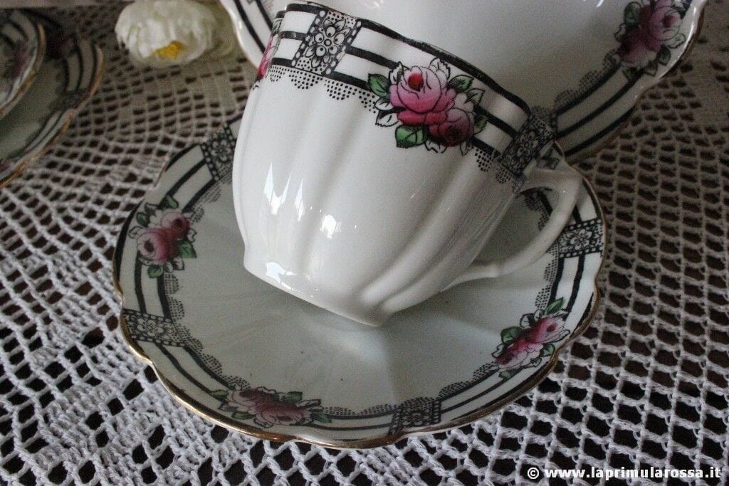 TAZZA DA TE' ANTICA IN PORCELLANA BONE CHINA BORDO DECORATO CON FIORI - TRIO Ceramiche e Porcellane