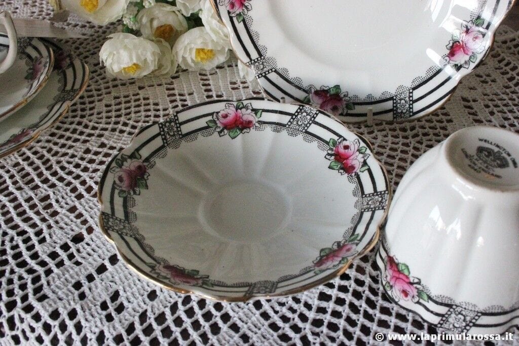 TAZZA DA TE' ANTICA IN PORCELLANA BONE CHINA BORDO DECORATO CON FIORI - TRIO Ceramiche e Porcellane