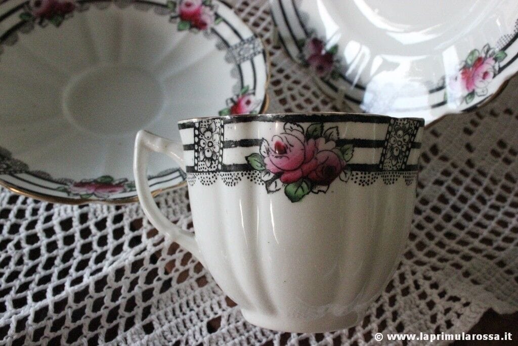 TAZZA DA TE' ANTICA IN PORCELLANA BONE CHINA BORDO DECORATO CON FIORI - TRIO Ceramiche e Porcellane