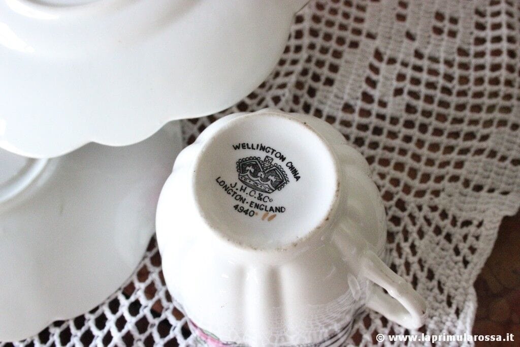 TAZZA DA TE' ANTICA IN PORCELLANA BONE CHINA BORDO DECORATO CON FIORI - TRIO Ceramiche e Porcellane