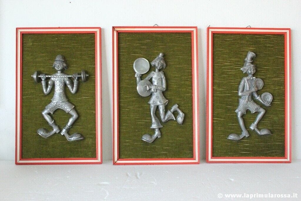 TRE QUADRI VINTAGE CON PAGLIACCI IN PELTRO CESELLATO A MANO THREE PEWTER CLOWNS Stampe e Incisioni
