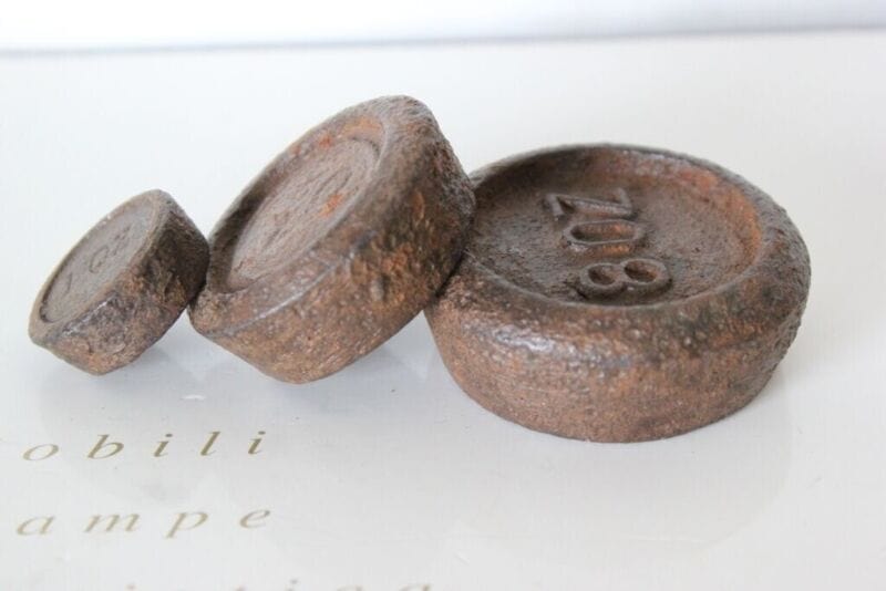 TRE VECCHI PESI INGLESI PER BILANCIA DA CUCINA  8 OZ. 4 OZ. 1 OZ VINTAGE WEIGHT Attrezzi e Strumenti