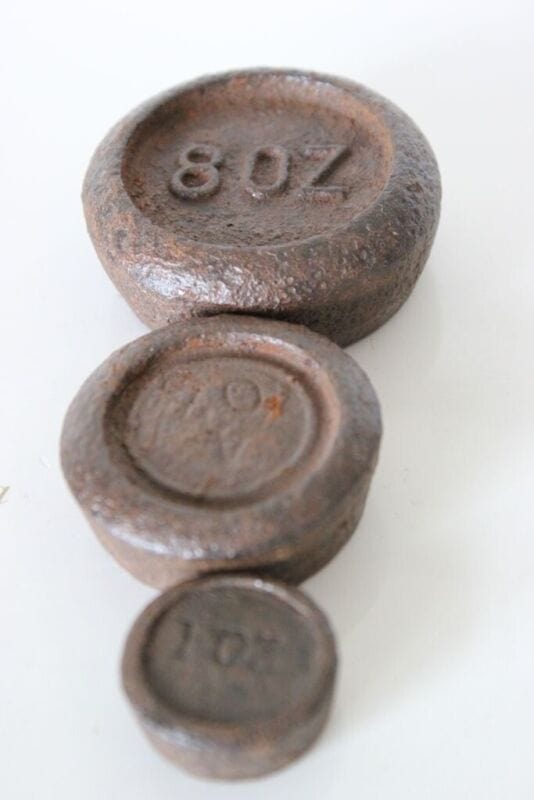 TRE VECCHI PESI INGLESI PER BILANCIA DA CUCINA  8 OZ. 4 OZ. 1 OZ VINTAGE WEIGHT Attrezzi e Strumenti