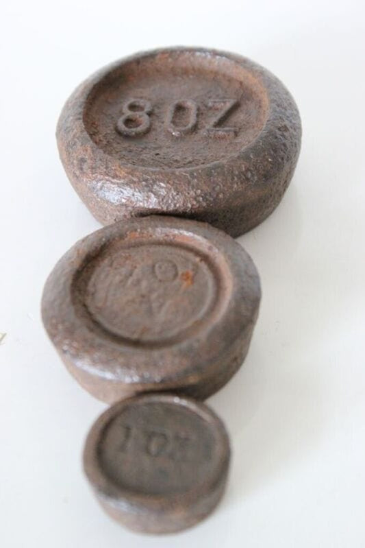 TRE VECCHI PESI INGLESI PER BILANCIA DA CUCINA  8 OZ. 4 OZ. 1 OZ VINTAGE WEIGHT Attrezzi e Strumenti