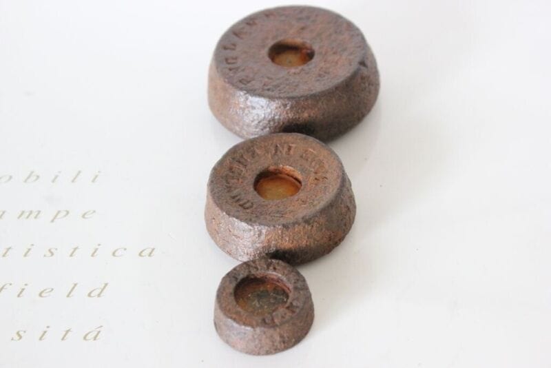 TRE VECCHI PESI INGLESI PER BILANCIA DA CUCINA  8 OZ. 4 OZ. 1 OZ VINTAGE WEIGHT Attrezzi e Strumenti