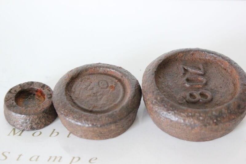 TRE VECCHI PESI INGLESI PER BILANCIA DA CUCINA  8 OZ. 4 OZ. 1 OZ VINTAGE WEIGHT Attrezzi e Strumenti
