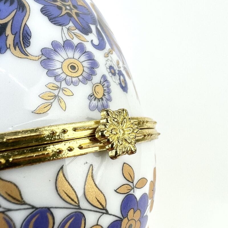 Uovo da Collezione in Porcellana bianca Viola ceramica portagioie stile Faberge' Ceramiche e Porcellane