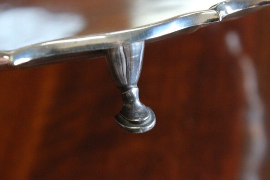 VASSOIO ANTICO IN SILVER PLATEDDI FORMA CIRCOLARE CON PIEDINI - SALVER D'EPOCA Sheffield & Argento