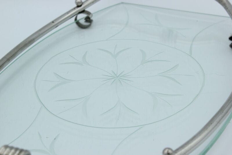Vassoio vintage in vetro molato e metallo cromato rettangolare anni '40 inciso Complementi d'arredo
